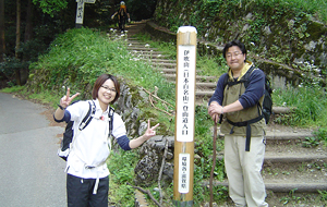 近江長岡駅から焼く20分程度で伊吹山登山口に到着。麓の神社にて全員で安全祈願をして、登山開始と共に清掃ボランティア活動開始。