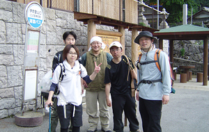 集めたゴミをしっかりとまとめ、下山開始。上ってきた道をひたすら下山。